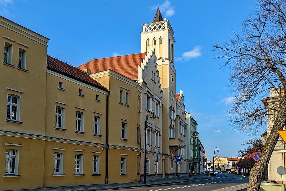 Zabytkowy ratusz i magazyny solne