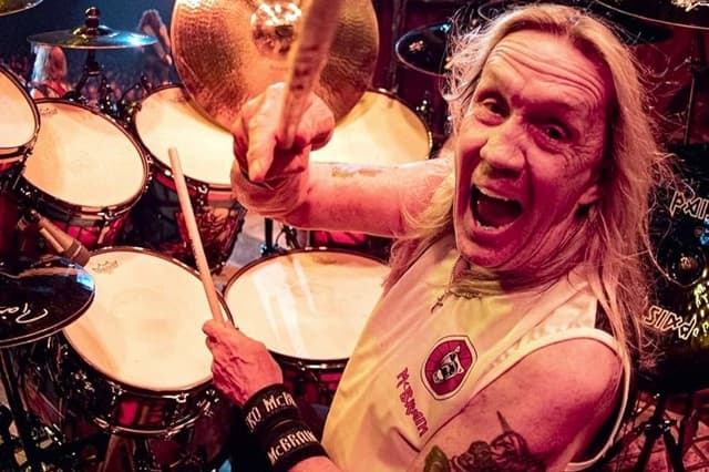 18/06/2026Nicko McBrain w końcu opowiada swoją historię. Co najważniejsze, robi to po swojemu.