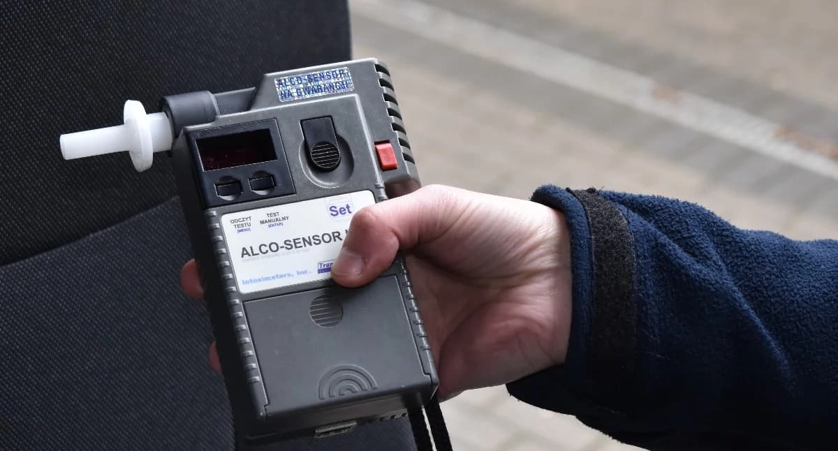 Pił alkohol i na oczach świadków wsiadł za kierownicę