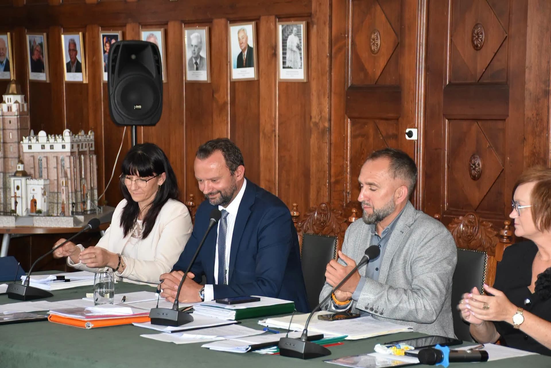 Burmistrz z wotum od radnych