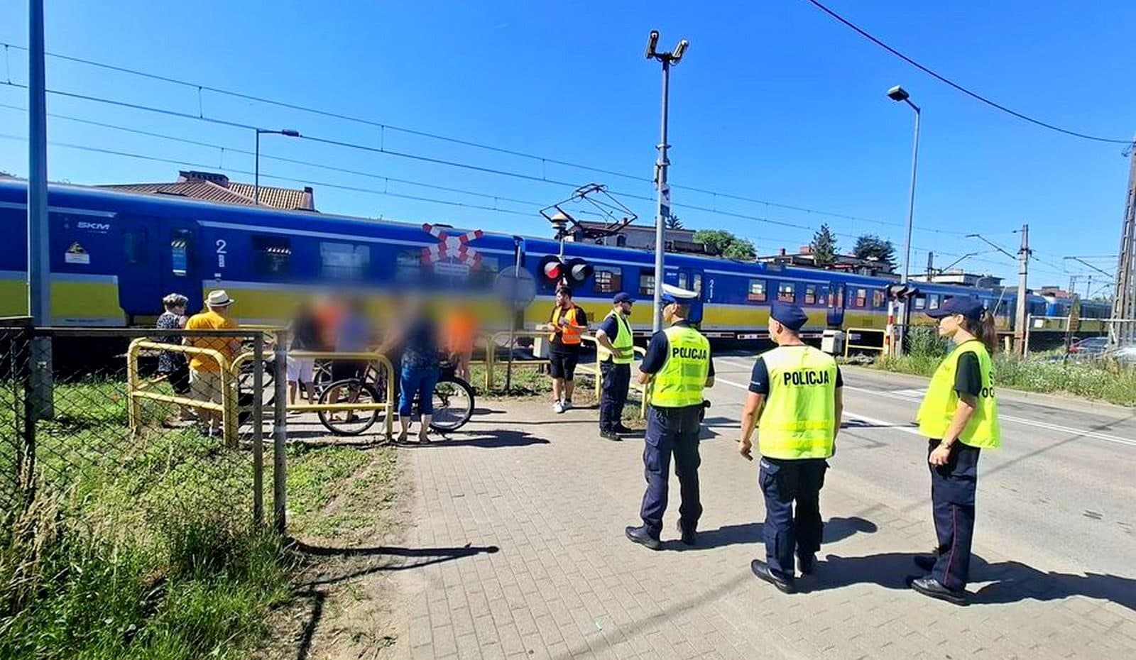 „Bezpieczny Piątek” w Wejherowie. Policjanci i sokiści uświadamiali na przejazdach kolejowych