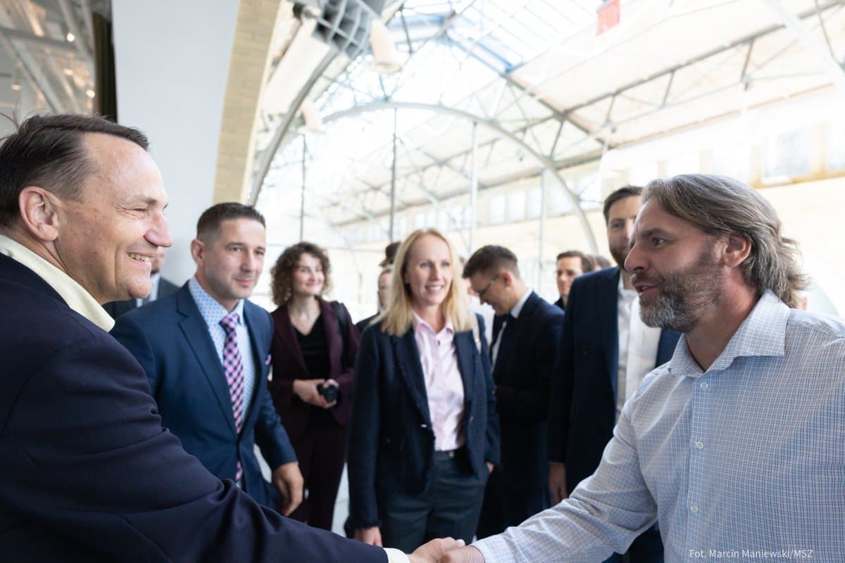 W Dolinie Krzemowej wicepremier, minister spraw zagranicznych @sikorskiradek odwiedził Shack15 – miejsce, w którym działa TeleportSF, firma założona przez Polaków i wspierająca rozwój 🇵🇱 startupów w sercu światowych innowacji. 🚀 💬 Spotkanie było okazją do rozmowy z młodymi https://t.co/gJ64FtxHGI