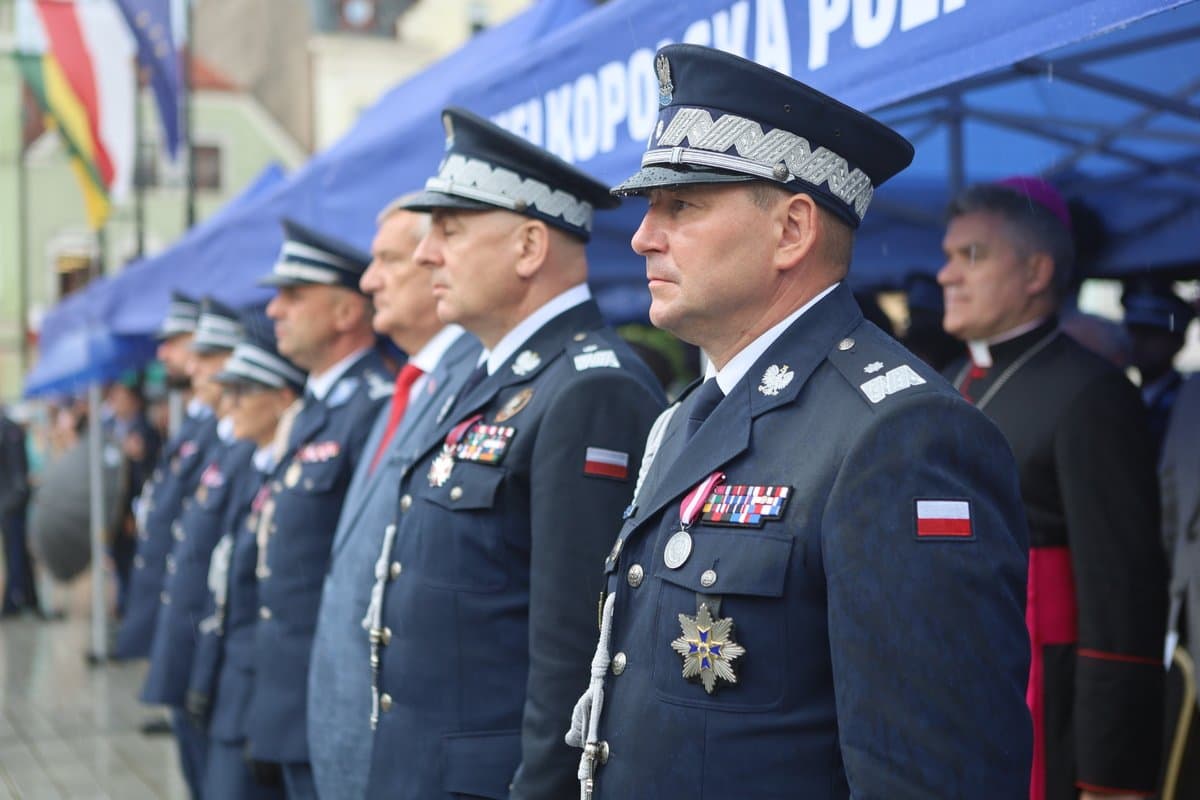 17 lipca br. w Rawiczu odbyły się wojewódzkie obchody z okazji Święta Policji. Uroczystości rozpoczęły się mszą świętą, a następnie przeniosły się na płytę rawickiego Rynku, gdzie odznaczono, awansowano i wyróżniono wielkopolskich policjantów, a także uhonorowano pracowników https://t.co/6VJBwDbDSf