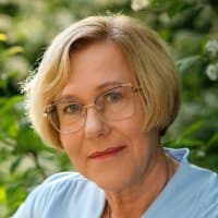 To nie fejk. Nauczycielka chce wycofania lektury H. Sienkiewicza "W pustyni i w puszczy", jej zdaniem źle są tam pokazani Murzyni i Afryka. Czarny mężczyzna i kobieta zaprzyjaźniają się z białymi dziećmi. Wspierają się wzajemnie, do tego ratują słonia Czy Pani tę książkę czytała?