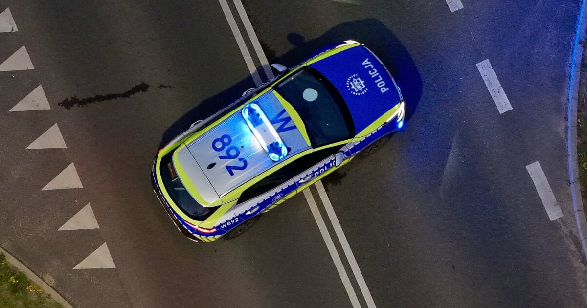 Nie zauważył robót drogowych. Volvo wjechało w oznakowanie i barierę na S7