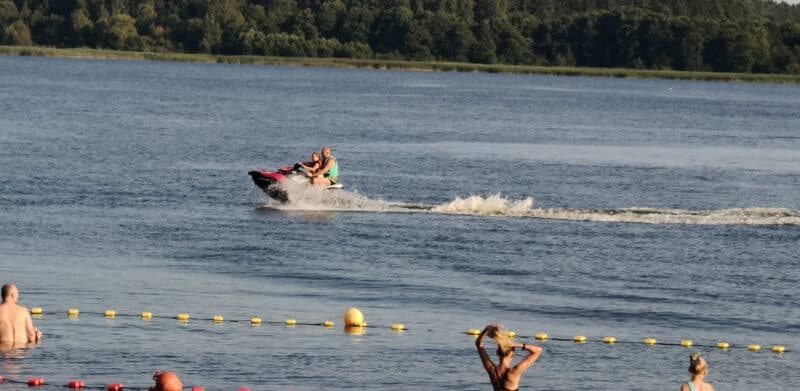 Policja zapowiada walkę ze skuterami wodnymi na Jeziorze Charzykowskim