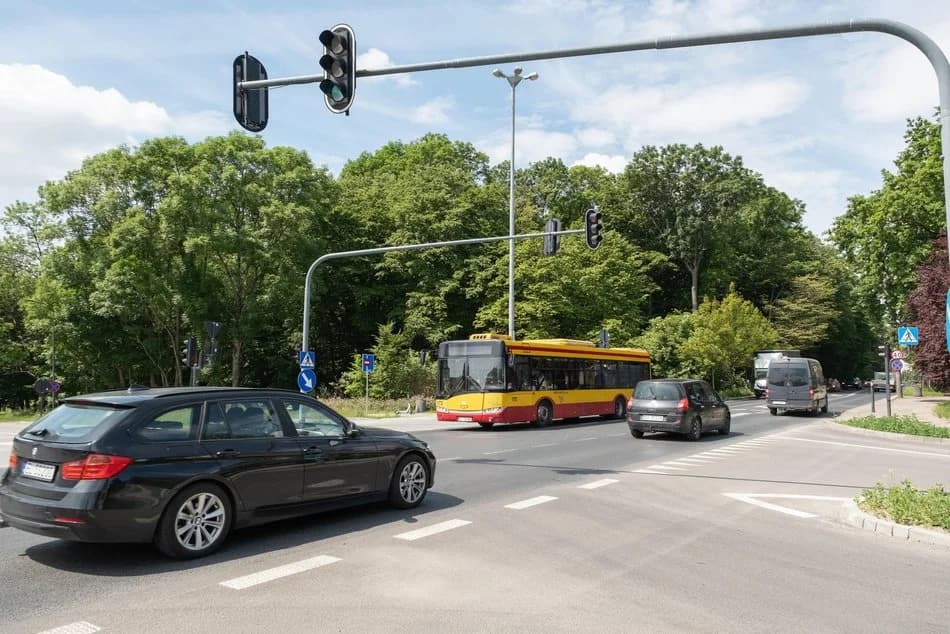 Duży remont Pojezierskiej. Nowe drogi rowerowe, parkingi i asfalt