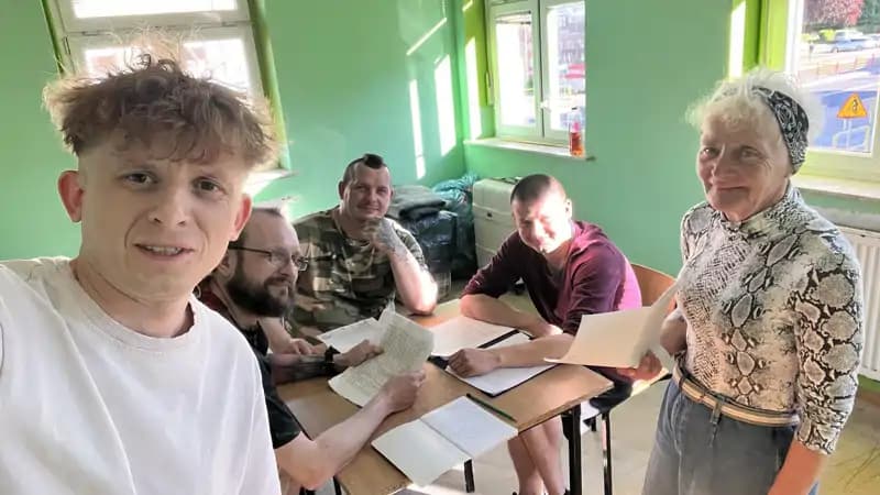 „Obsada Zmywaka” wchodzi na scenę. Niezwykły spektakl mieszkańców noclegowni