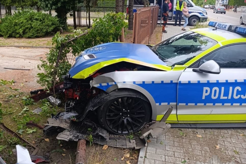 Policyjny Ford Mustang uszkodzony. Brał udział w kolizji
