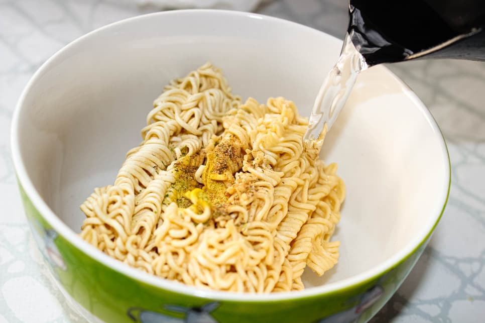 Salmonella w zupkach błyskawicznych. Przypadki w 14 europejskich krajach