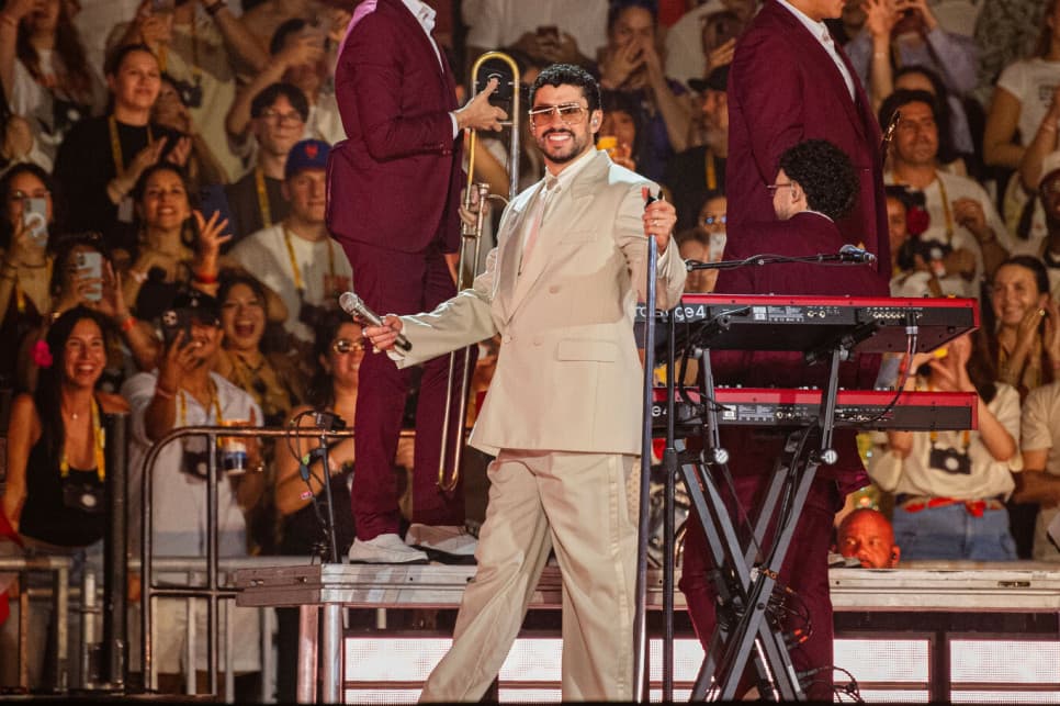 Tłumy czekały przed hotelem na "króla latynoskiego trapu". Bad Bunny wystąpi dziś w Warszawie
