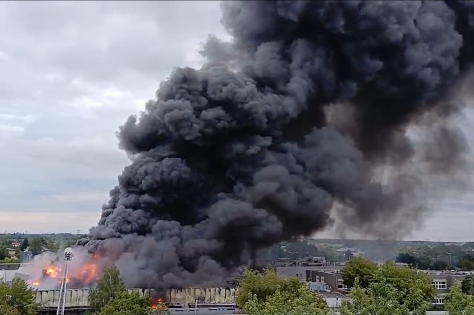 Ogromne kłęby dymu w Warszawie. Spłonęły samochody
