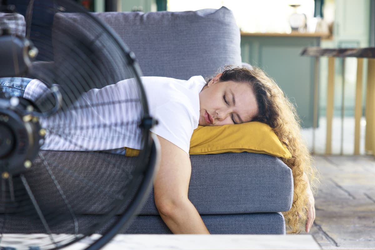 Nie masz klimatyzacji? Wystarczy zrobić jedną z tych rzeczy, by wygrać z upałem