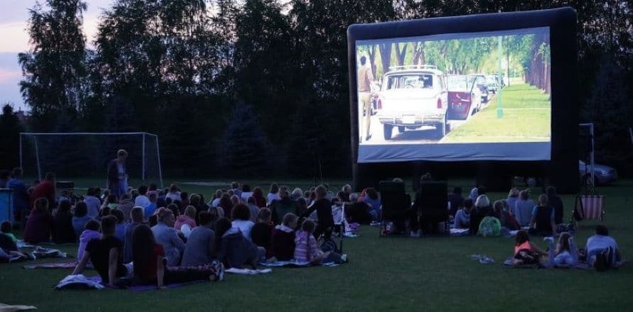 Kino plenerowe na rozpoczęcie wakacji