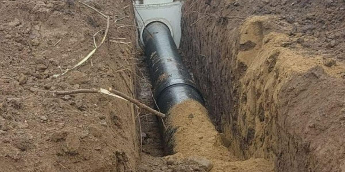 Ruszyła rozbudowa ulicy Ropczyckiej. Ciężki sprzęt i pierwsze efekty prac na placu budowy