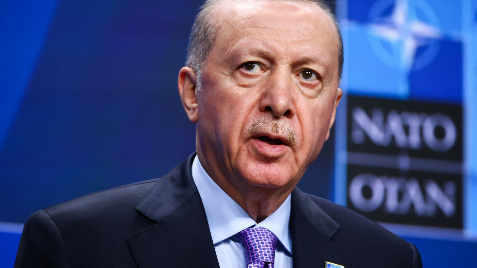 Zawsze między Zachodem a Wschodem. Jak Erdogan chce wykorzystać szczyt NATO w Turcji?