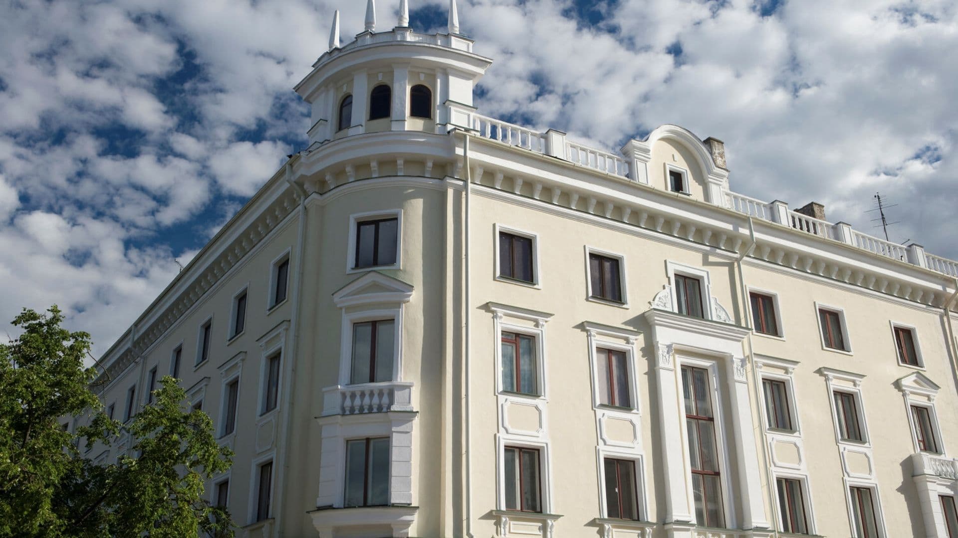 Oklejają okna folią. Tak kraj NATO zabezpiecza się przed dronami