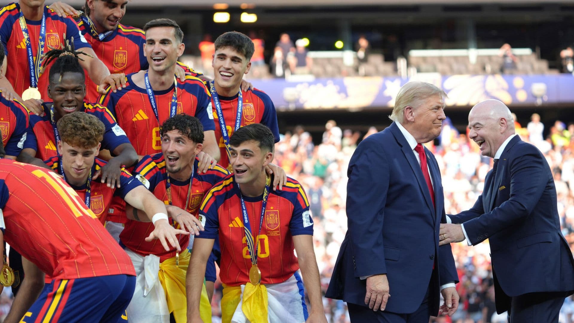 Trump popsuł Hiszpanom świętowanie? Nie chciał zejść ze sceny