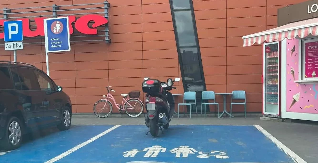 Rodzina na dwóch kołach? Ktoś chyba pomylił rodzinne miejsce z parkingiem dla jednośladu