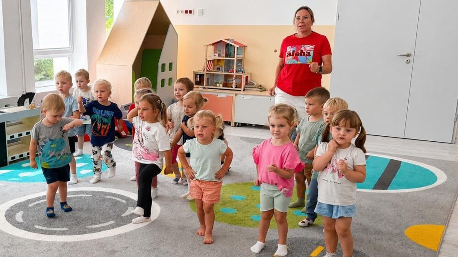 Radosna integracja z żłobku. Maluchy poznawały nową placówkę. ZDJĘCIA