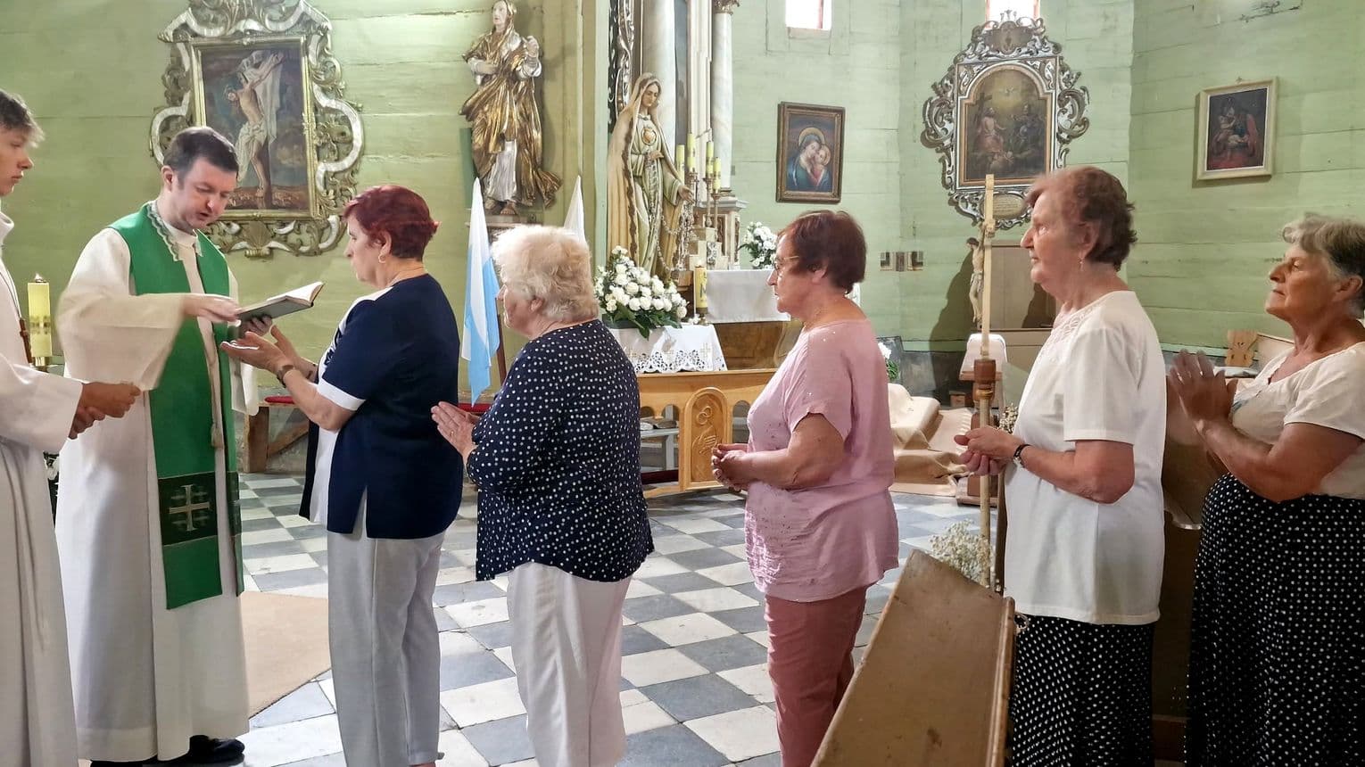 Kędzierzyńscy seniorzy z wizytą w zabytkowym kościele w Bryksach. ZDJĘCIA