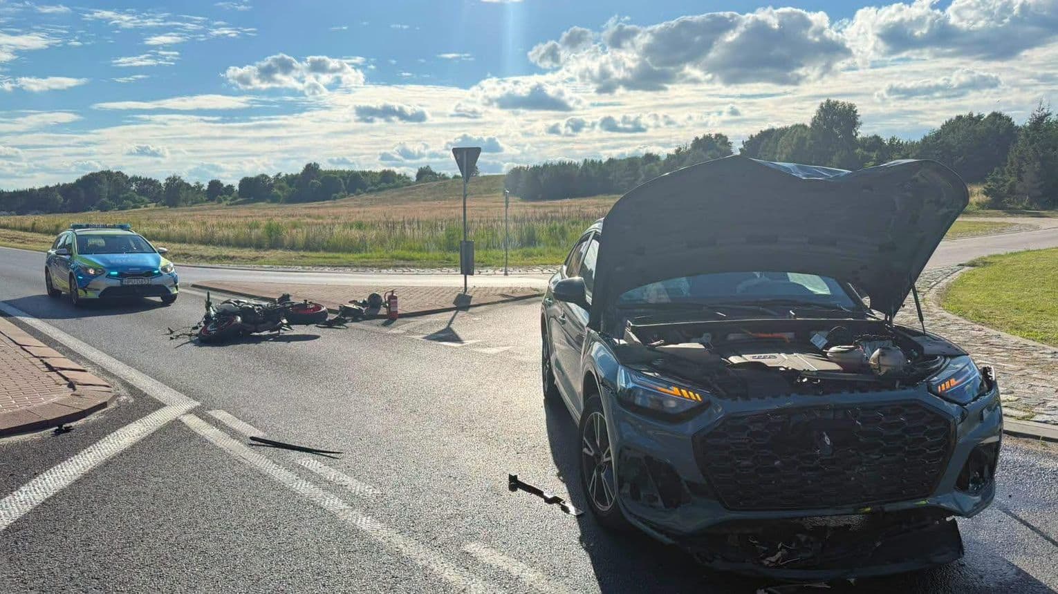 Motocyklista trafił do szpitala po zderzeniu z Audi. Wypadek na DK11