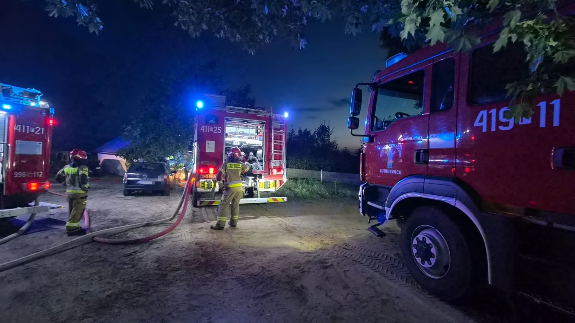 Nocny pożar budynku gospodarczego w Gliśnie. Na miejscu kilka zastępów straży pożarnej