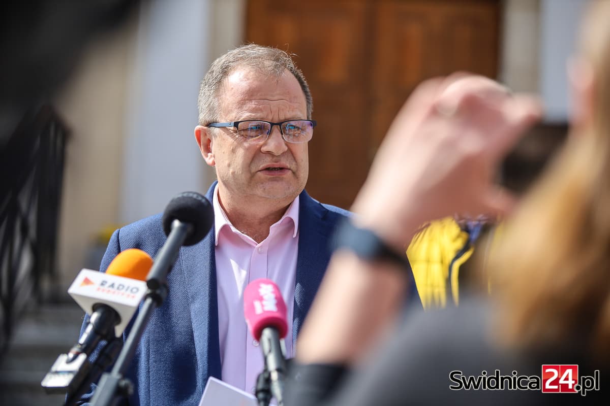 Burmistrz Świebodzic bez absolutorium i wotum zaufania. Zabrakło jednego głosu