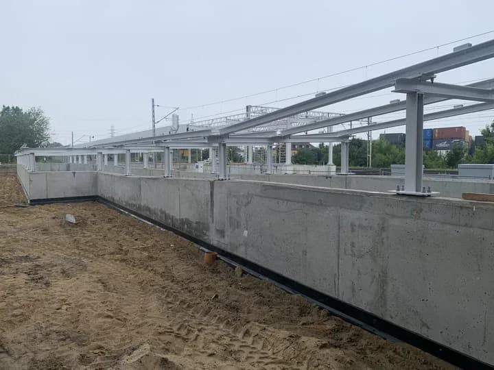 Koniec skrótu przez tory w Grabówku. Nowe dojście do SKM jest na finiszu
