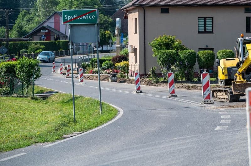 Rusza budowa chodnika z Bachowic do Spytkowic Bachowicach. Kierowcy i piesi muszą liczyć się z utrudnieniami