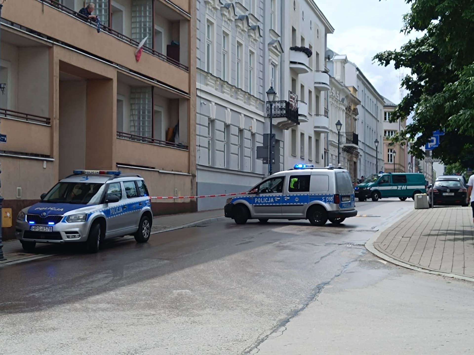 Służby sprawdzają przedmiot pozostawiony w bramie Wojskowego Centrum Rekrutacji