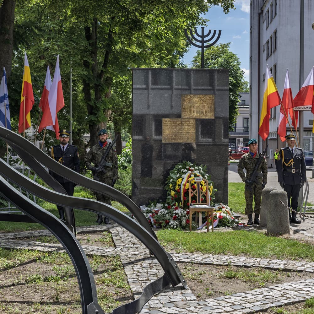 W hołdzie ofiarom spalenia Wielkiej Synagogi
