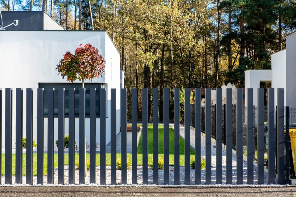 Nietypowe ogrodzenia – jak wyróżnić swoją posesję?