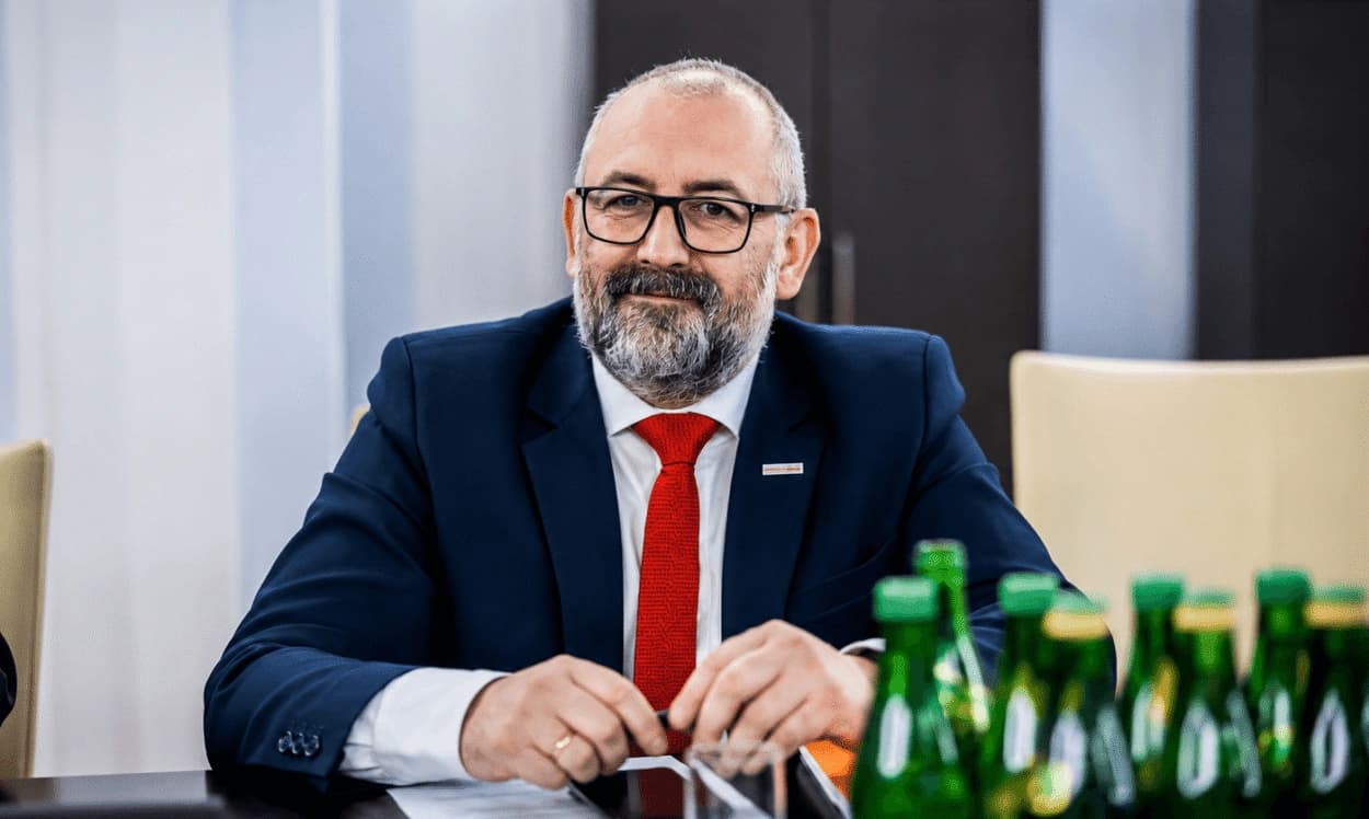 Krzysztof Bieńkowski wykonał decyzję władz PiS i opuszcza stowarzyszenie Sasina. „Dziś nie czas na podziały”