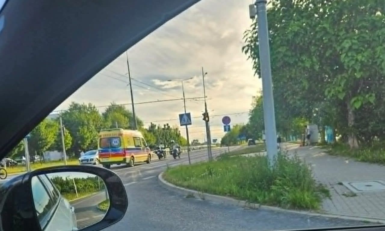 Pijany chciał przejść na czerwonym na drugą stronę ruchliwej ulicy. To nie mogło się dobrze skończyć