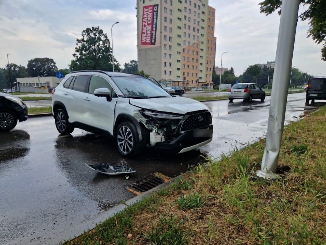 Wypadek na ul. Racławickiej w Świdniku. Toyota uderzyła w latarnię