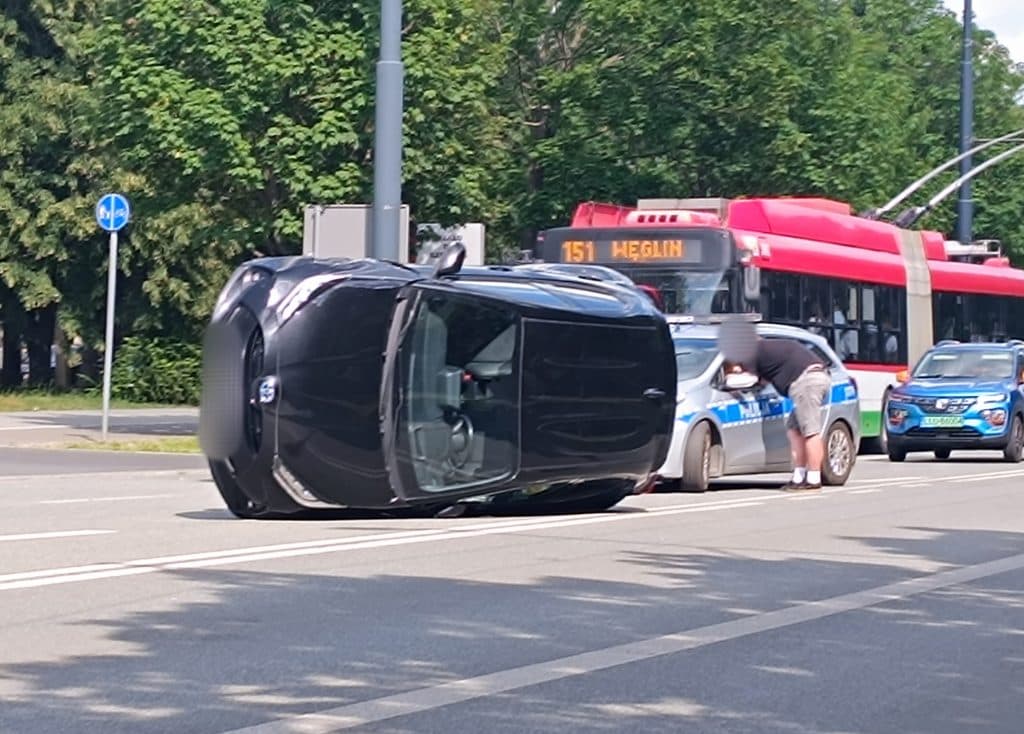 Lublin: Nie zdołała wyhamować. Po chwili Toyota leżała na boku