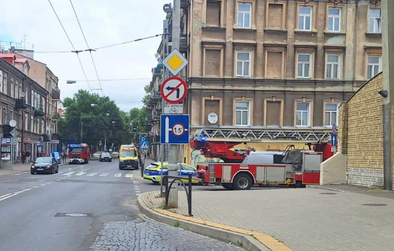 Wszedł na dach kamienicy, postawił na nogi służby ratunkowe. Zaalarmowano też negocjatorów
