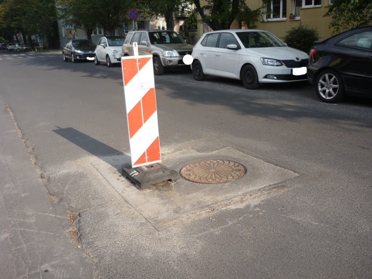 Utrudnienie w ruchu drogowym na ul. Weteranów jest zbyt lekceważone. Dlaczego tak długo trwa usuwanie uszkodzenia?