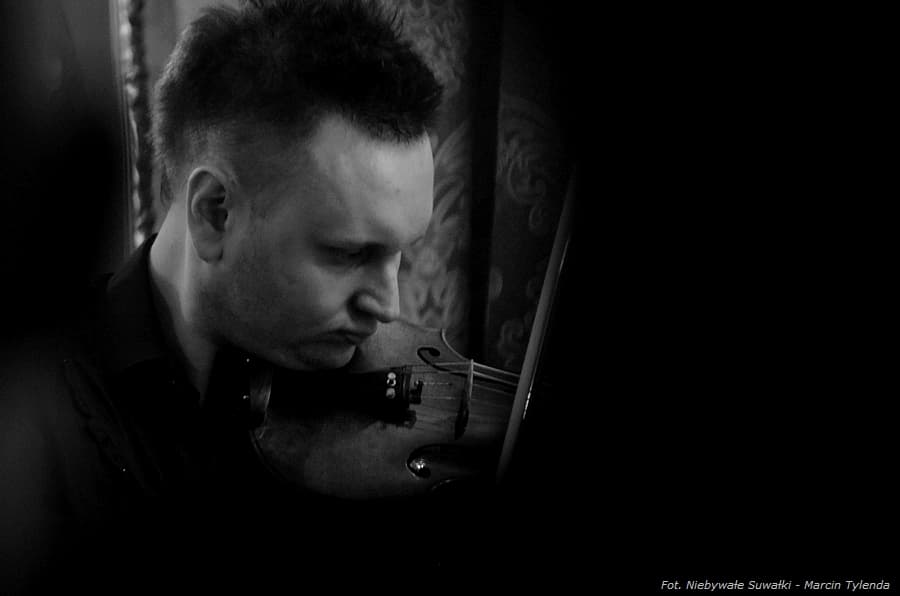 Muzyczne popołudnia z Fundacją Art-SOS w Suwałkach. Lato w Saloniku na Chłodnej 12