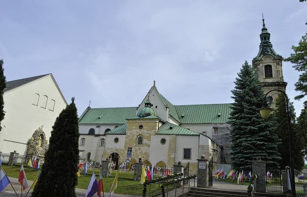 Cysterskie motto „Ora et labora”, czyli „Módl się i pracuj”. Tym wezwaniem kierują się cystersi. Oznacza to, że mnisi modlą się i pracują jednocześnie, aby...