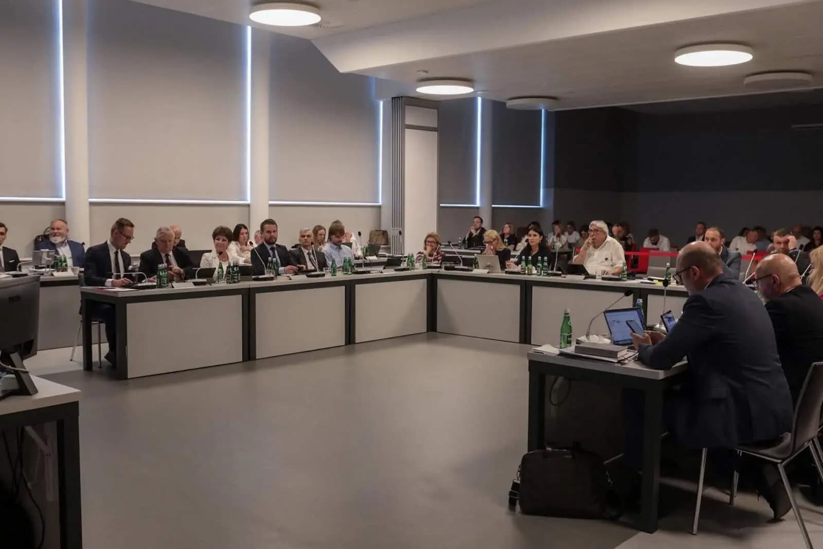 Radni odpowiadają Beacie Klimek. Tłumaczą decyzję ws. absolutorium i pieniędzy dla sportu