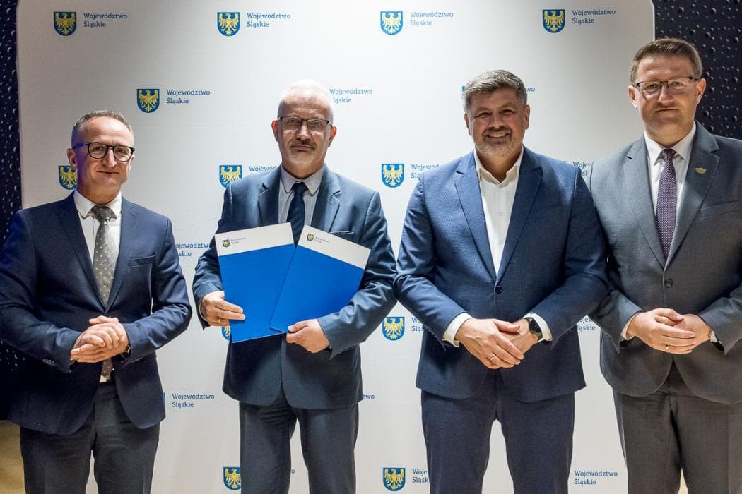 Strumień środków dla Powiatu Cieszyńskiego 01.07.2026 Będzie nowa nawierzchnia i bezpieczniejszy przejazd ul. Pawłowicką w Strumieniu. Nowy sprzęt zyska także Wydział Środowiska...