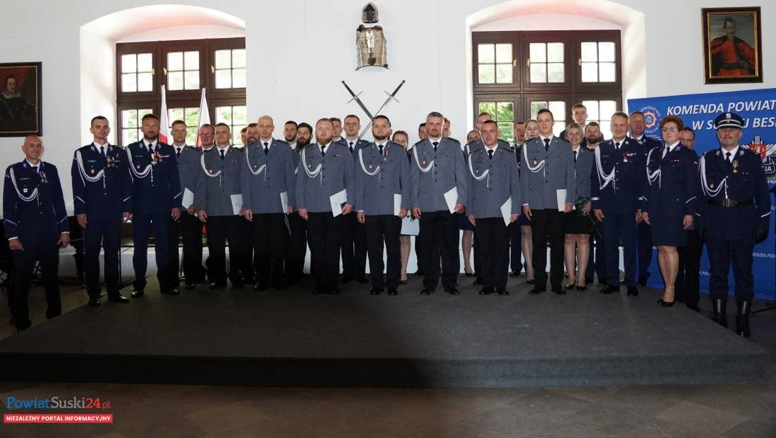 Święto Policji w Suchej Beskidzkiej. Awanse, odznaczenia i podziękowania za służbę. Czytaj więcej