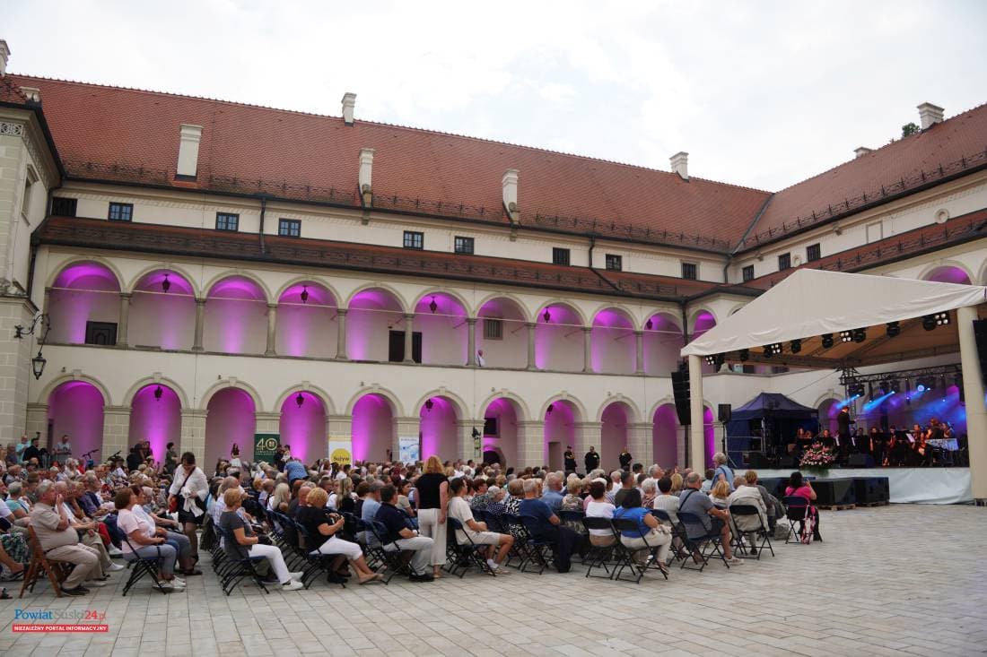 no cóz koncerty bida. O ile ten o 7 jeszcze spoko i Bitelsi też nawet to niestety Kombi bardz slabo. kupa jakichś remiksow i gadania. A najgorszą rzecza to ten suski niby bigos co udaje jakis nowoczesny (...)