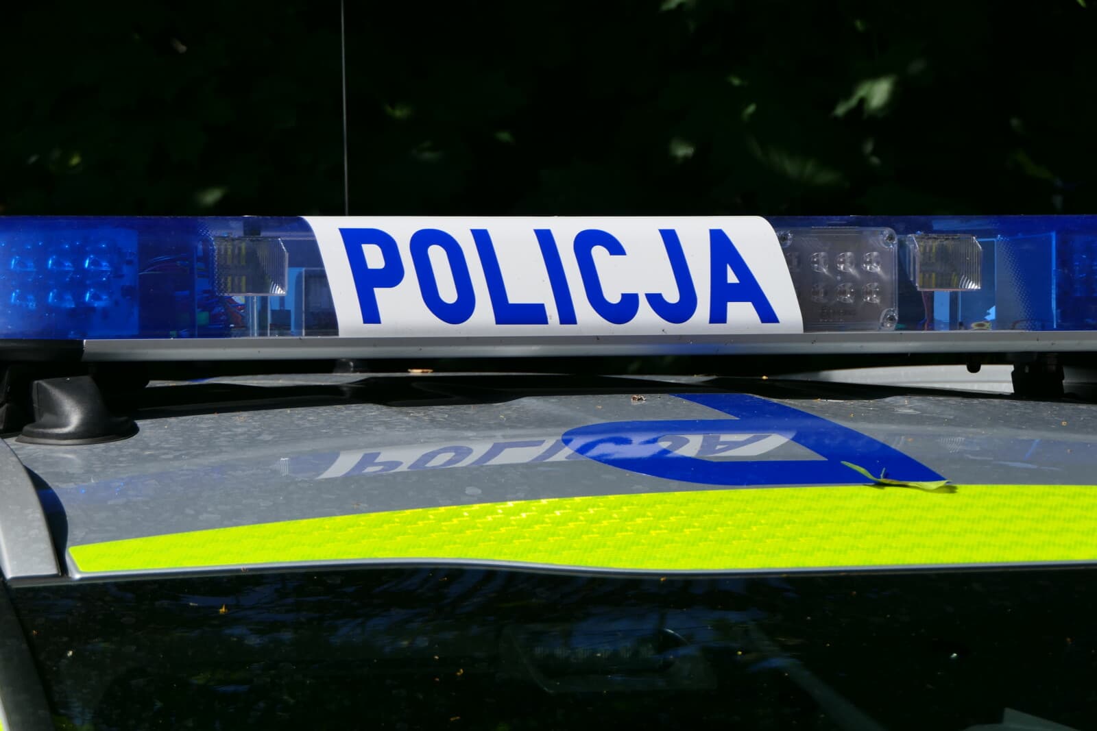 Seniorka błąkała się nocą po mieście. Pomógł przypadkowy przechodzień. Policjanci z Wodzisławia chwalą jego postawę