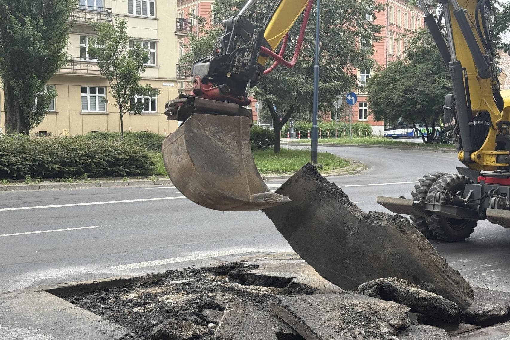 Aleja Słowackiego w Krakowie częściowo rozkopana. Trwa naprawa buspasa
