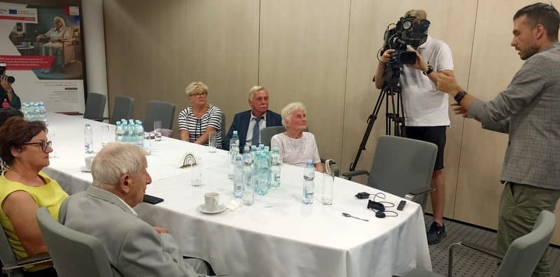 Seniorzy zakładają na rękę te „zegarki", by w razie nagłego zdarzenia szybko nadeszła pomoc