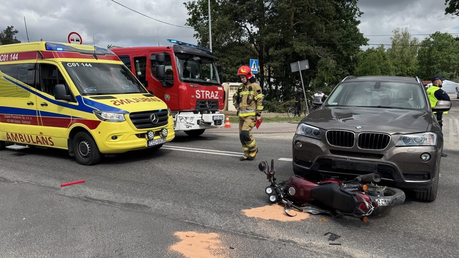 Zderzyli się z samochodem osobowym. Motorowerzysta i jego pasażerka w szpitalu