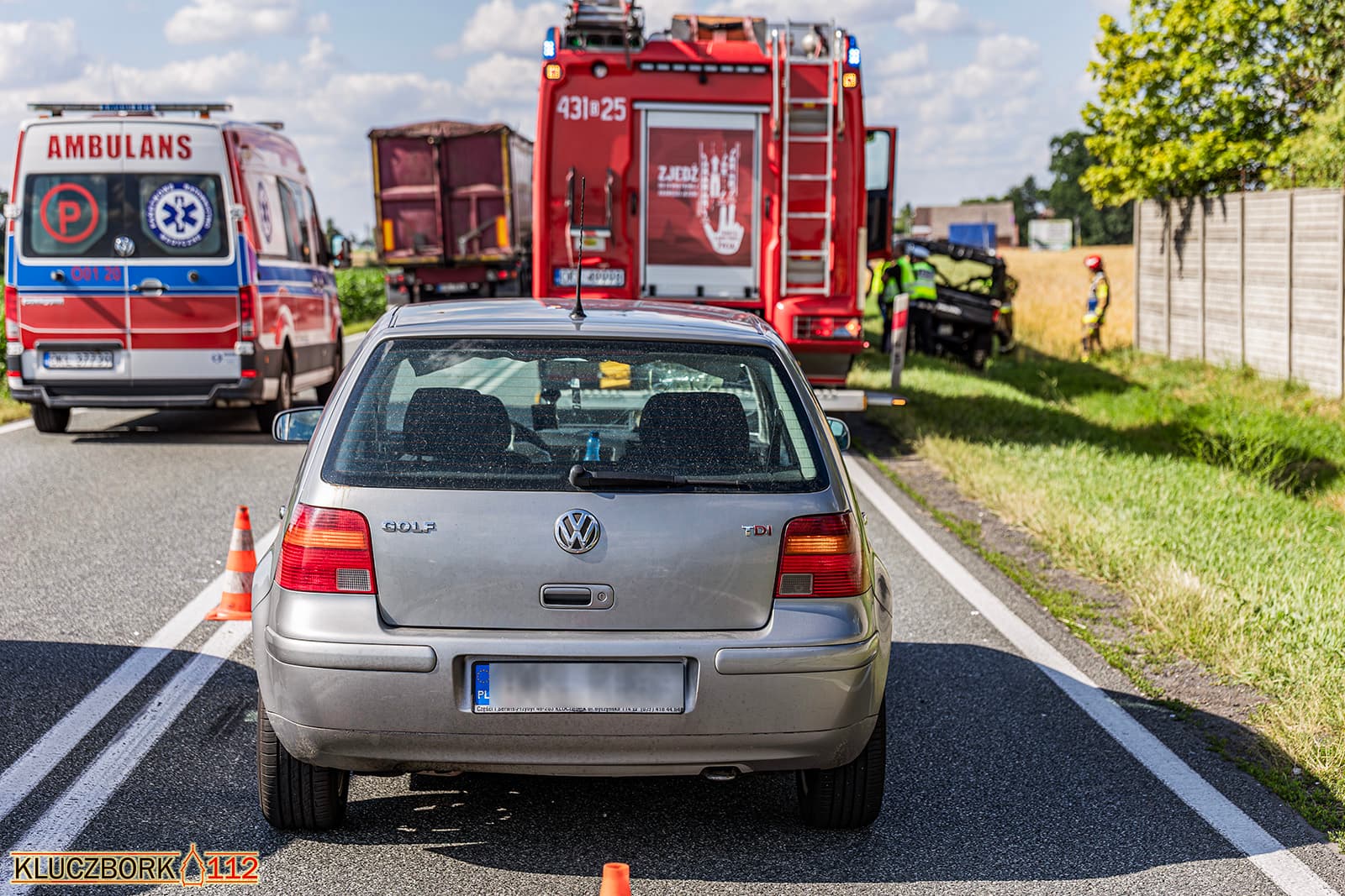 Wypadek z udziałem strażackiego quada, samochodu ciężarowego i osobowego. Ranny został strażak.
